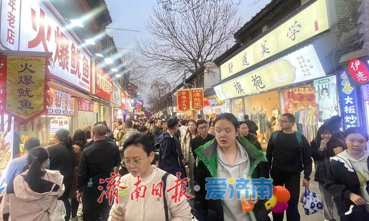 泉在济南过大年丨宽厚里春节夜：灯火璀璨，人潮涌动