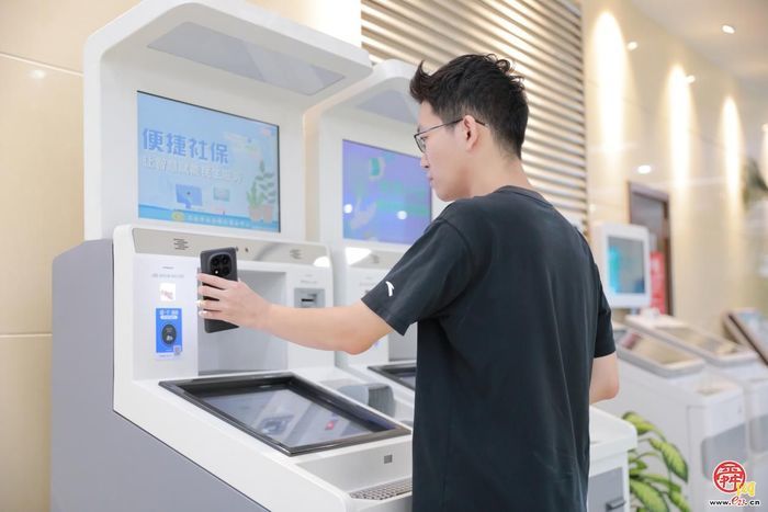 “一碰亮码”！济南市推出电子社保卡“秒级亮码”新服务