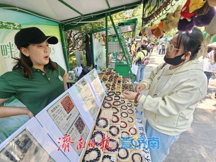黑虎泉畔文创市集热闹非凡 泉水与文创相融点亮泉城假日