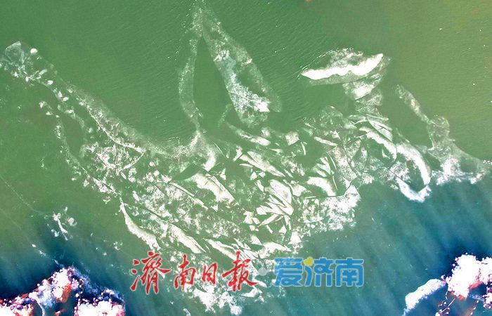 雪野湖现冰雪肌理别样景致