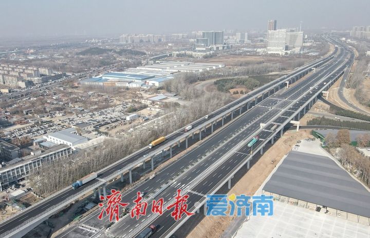 京台高速新建济南西收费站主体结构吊装就位，计划本月底完工