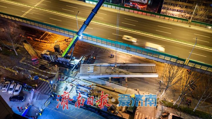 便民通行再提速！二环东路百花公园人行天桥主桥吊装完成