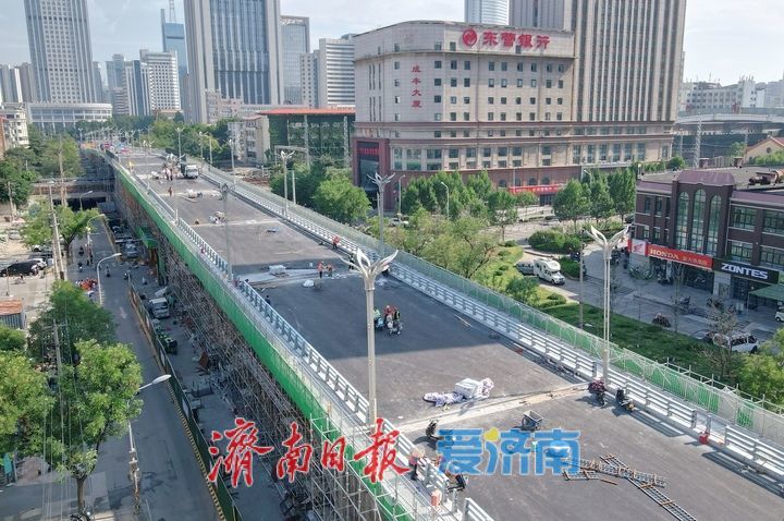 项目强省会｜济南纬二路跨铁路天桥全线高黏高弹沥青上面层摊铺完成