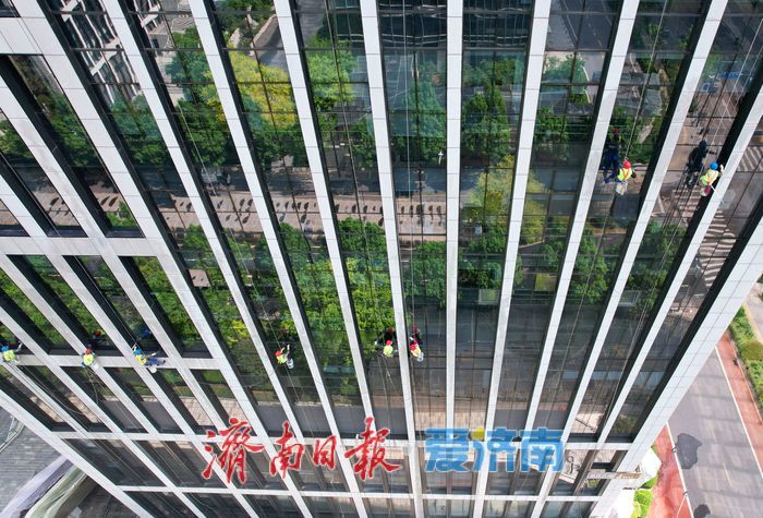 城市高空“蜘蛛人”：悬于百米之上，擦亮城市与人生