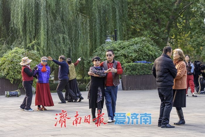 秋意正浓！百花公园披上“五彩霓裳”