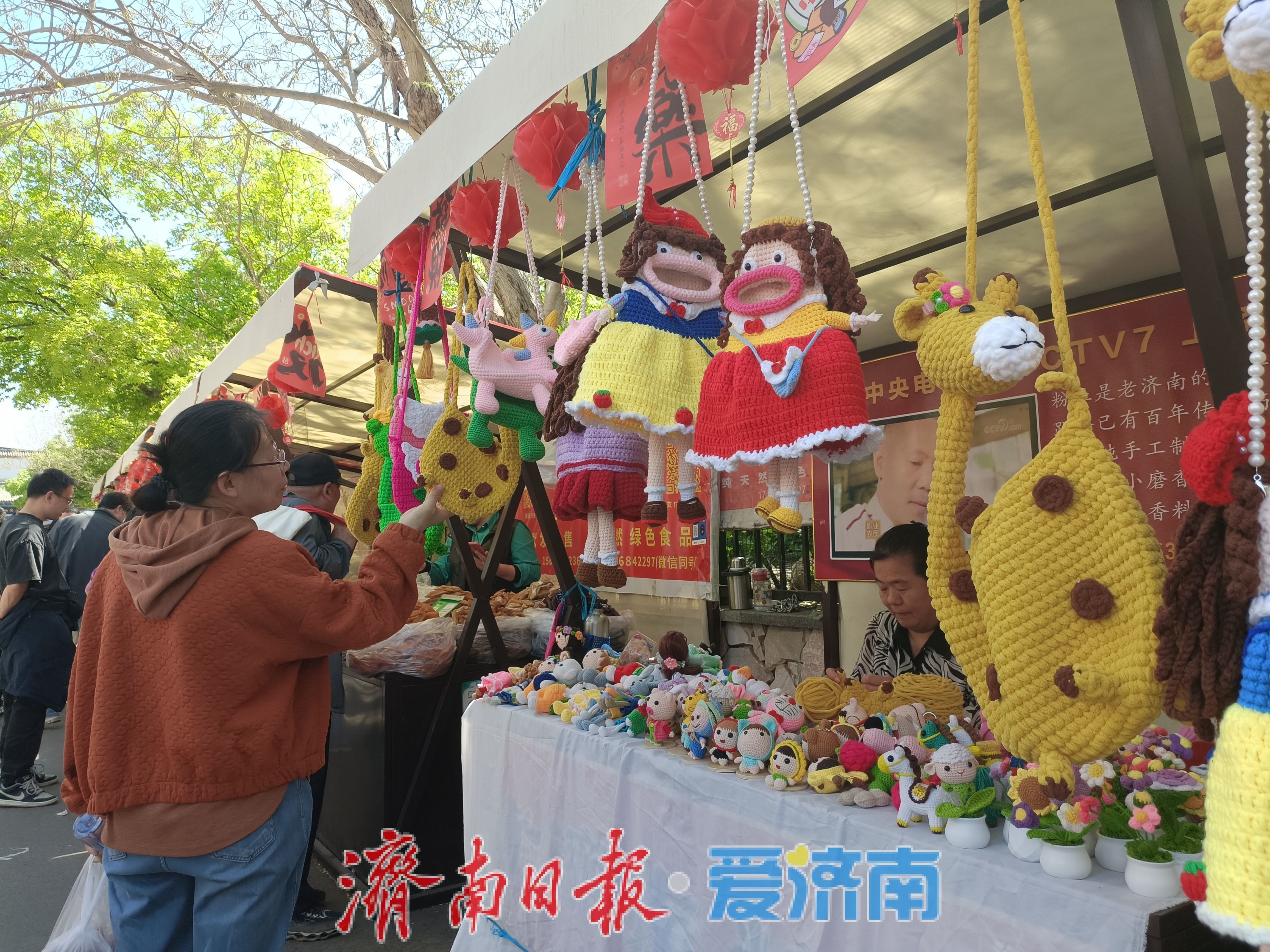 钩针上跑着一头“长颈鹿” 英雄山文化市场也藏着“网红”包