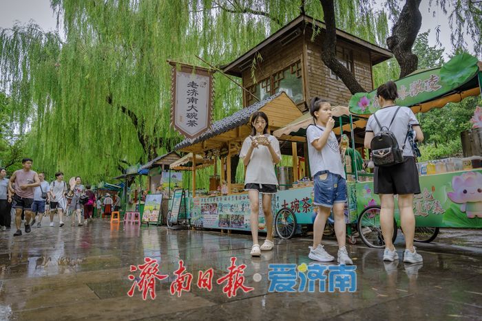 一年四季 泉在济南｜雨后黑虎泉畔，市民取水赏景尽享清凉