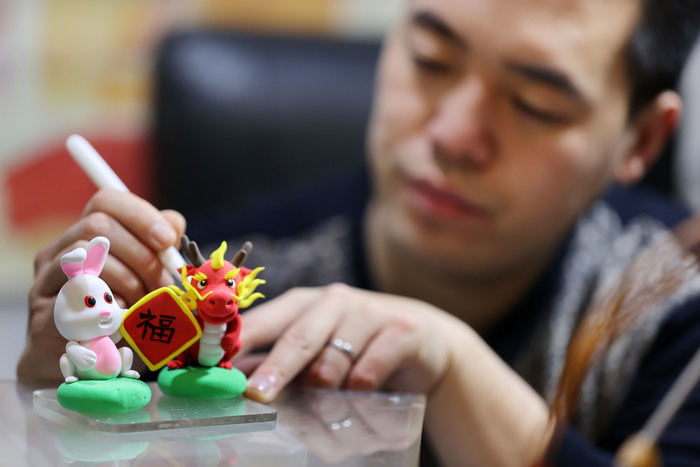 栩栩如生！面塑艺人巧手捏祥龙迎新春