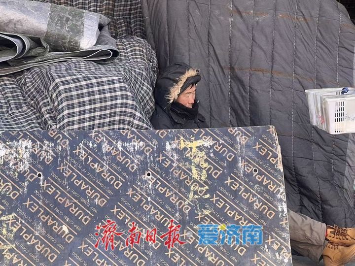 气温持续走低，济南水果市场棉被“护鲜”