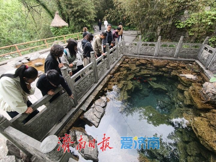 假期迎赏名泉热潮！缎华泉山水引客流连