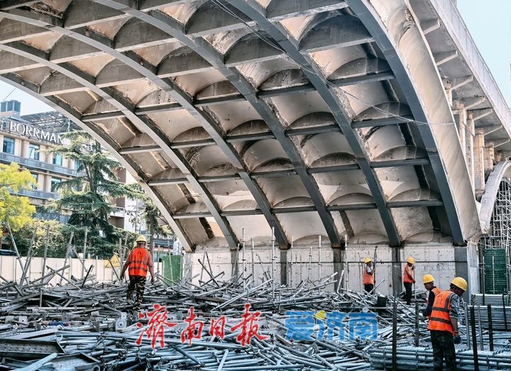多处拱洞拆除脚手架，纬二路跨铁路天桥桥下空间提质工作加速推进