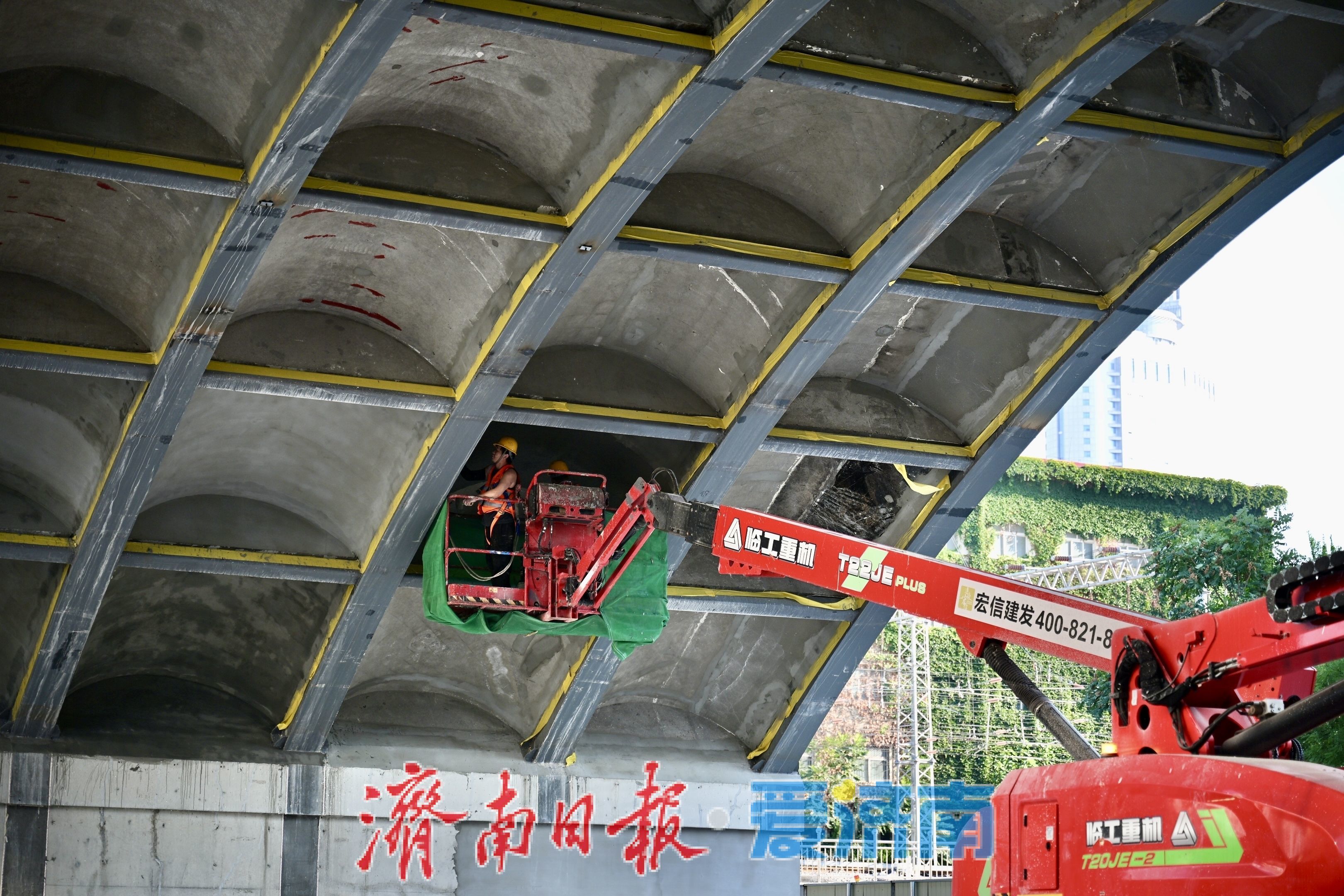 纬二路跨铁路天桥维修改造工程稳步推进 预计9月底全面完工
