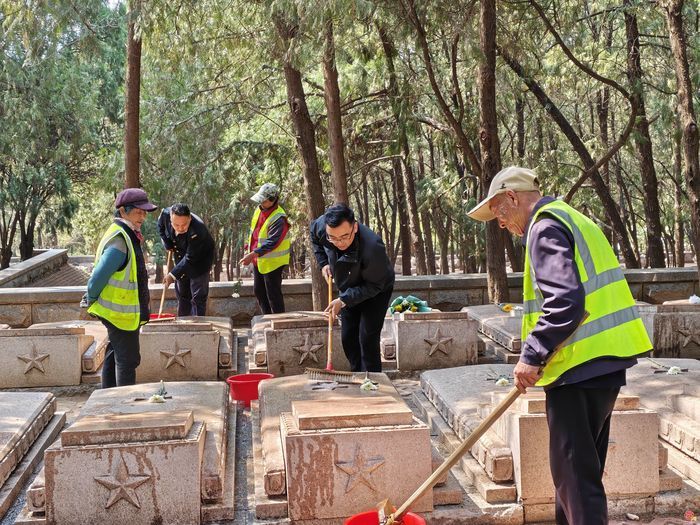 清明祭英烈 初心映初心——济南公交西部分公司祭扫无名烈士纪念碑