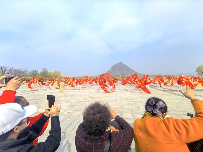 华山湖畔，济南518名居民共舞“健身龙”