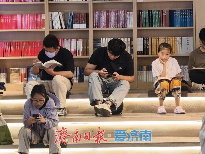 出伏暑气仍未消，书香场馆觅清凉