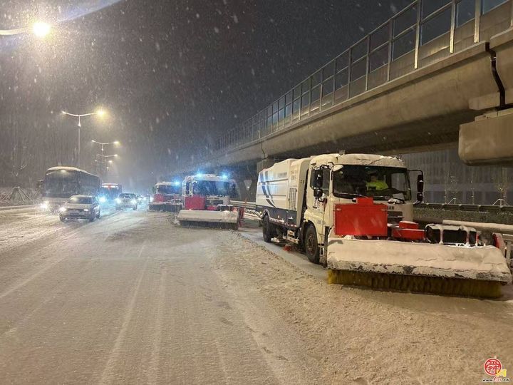 昼夜奋战保畅通历城城发同晟城服集团全力清雪除冰护航出行安全