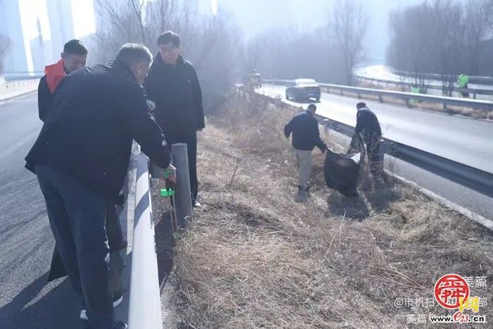 洁静护航春运路 志愿红暖高速口 济南市机械化清扫大队开展春运志愿服务活动