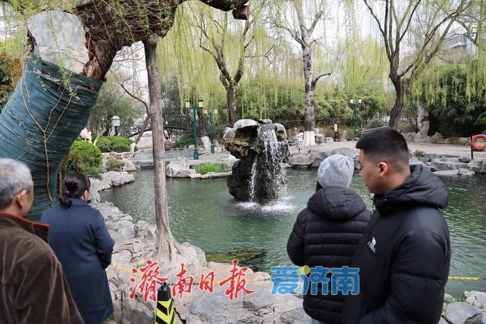 月牙泉持续喷涌200余天“月牙飞瀑” 醉游人