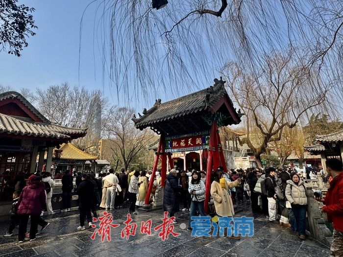 暖阳映泉城 趵突泉畔游人醉