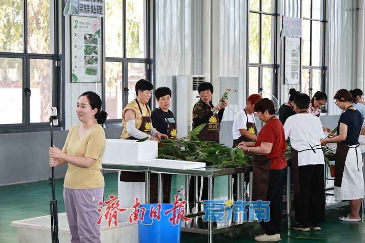 白云湖荷香袭人 一枝鲜切荷铺就致富路 