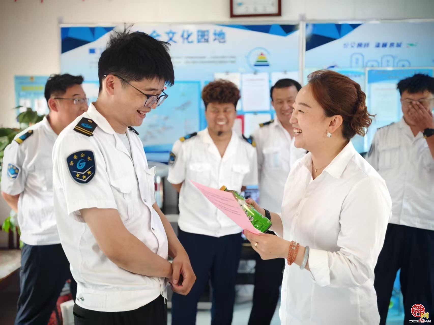 济南公交南部公司二队粽香情浓迎端午