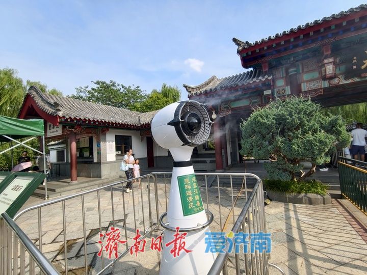 喷雾降温“神器”火力全开 清凉伴游客游园