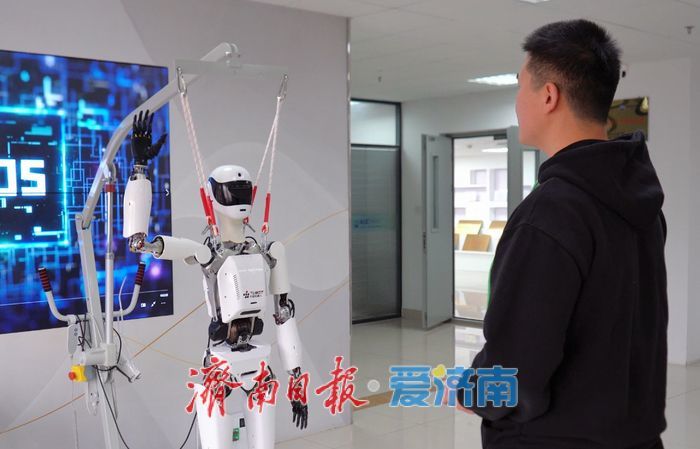 产业政策风起 人才候鸟“北归” 济南打造全国首个广泛应用的国产机器人操作系统