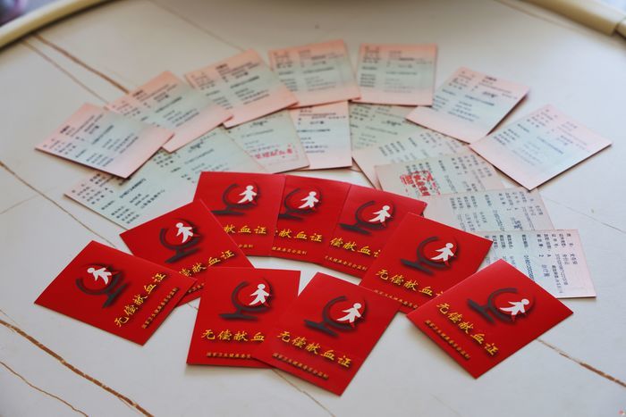 白岩松点赞“热血家庭”：三十六年从未间断一家四口挽臂成林