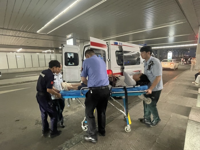 乘客突发疾病，济南东站上演“生命接力”