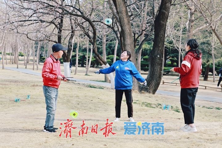 空竹翻飞闹春林 济南森林公园奏响全民健身和谐曲