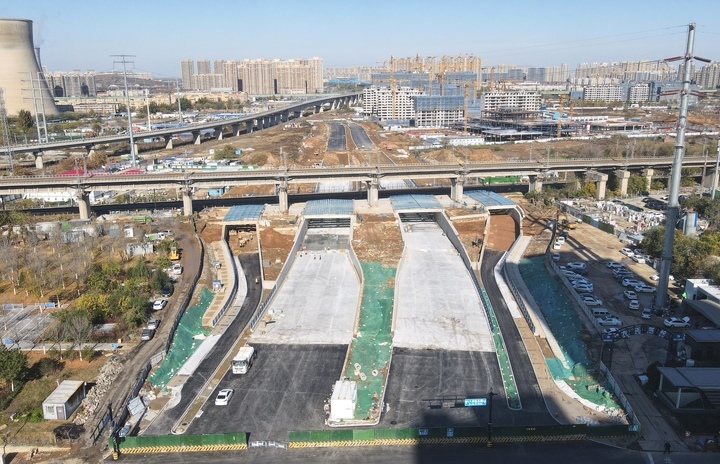 项目强省会｜奥体西路北延下穿铁路桥道路显现雏形