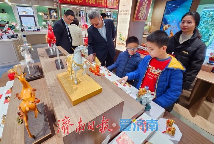 市民打卡上新街非遗铜雕店 百年老街再添文旅新亮点