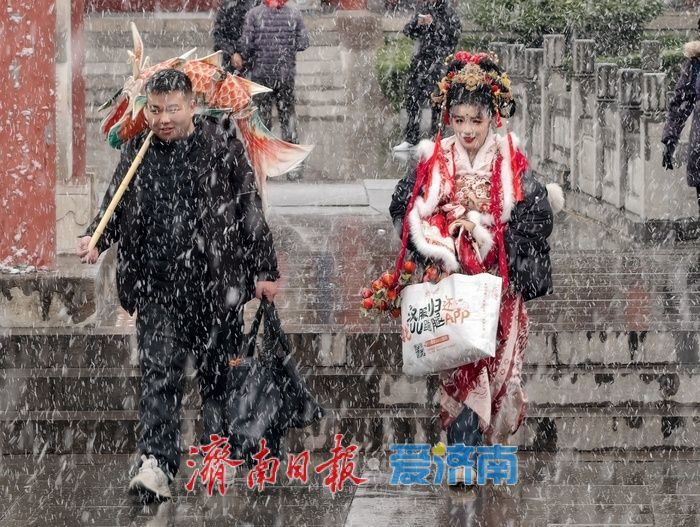 济南邂逅今冬初雪，府学文庙红墙映雪诗意浓