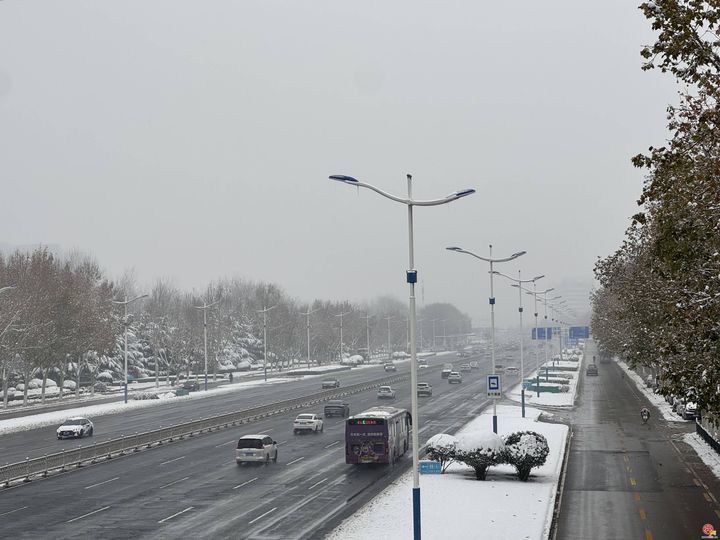 昼夜奋战保畅通历城城发同晟城服集团全力清雪除冰护航出行安全