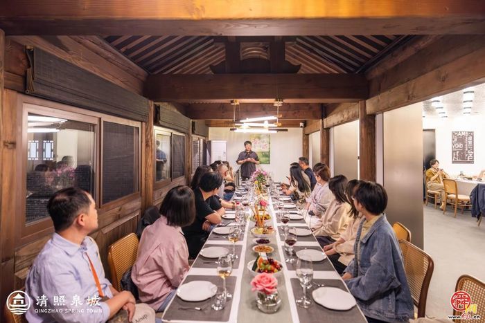 “清照泉城诗歌之夜暨吕德安作品展”于泉畔开幕，诗人艺术家共谱泉城春夜诗章