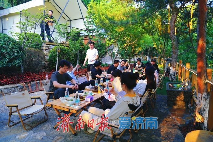 开学打卡好去处！红叶谷推出2026级高校新生专属游园优惠