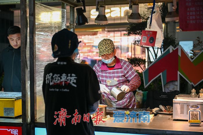 济南夜市人气回暖 点亮城市“夜经济”活力