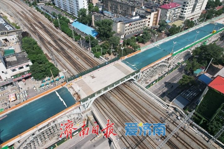 济南纬二路跨铁路天桥改造施工有序推进