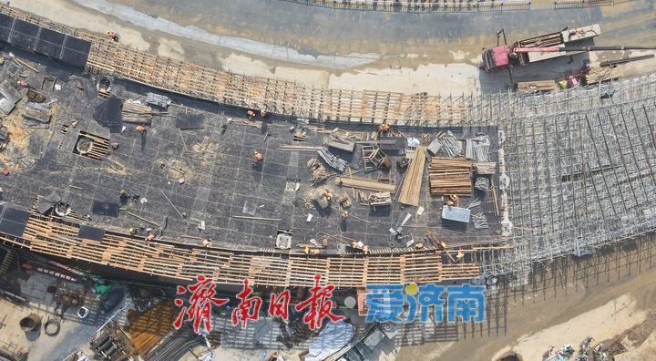 黄岗路穿黄隧道黄河北岸连接线高架箱梁陆续亮相