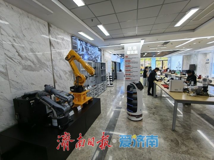 机器人6S中心热度不减 零距离触摸未来科技魅力