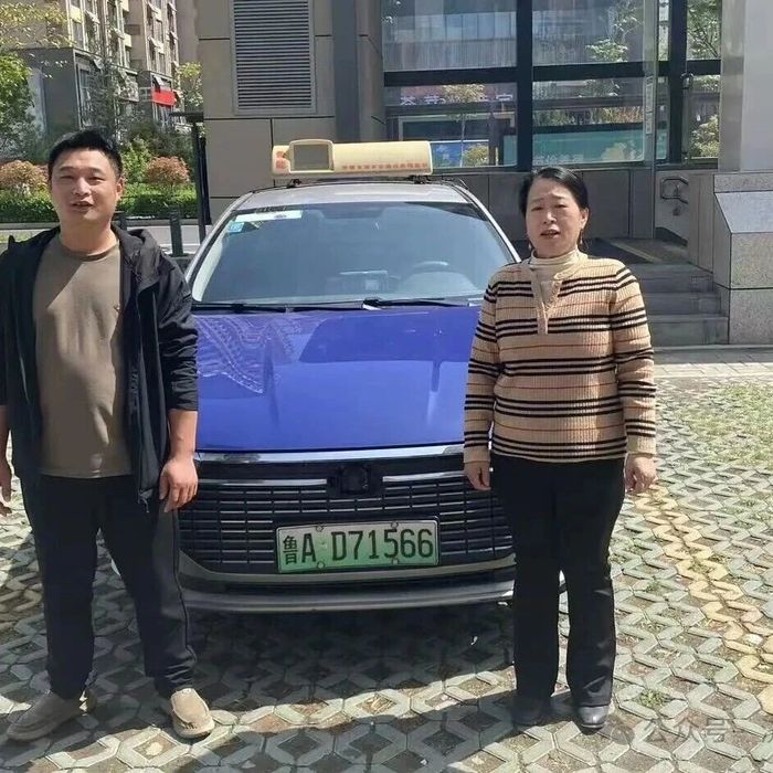 “拾金不昧是基本的职业操守” 泉城好的哥暂停营运将乘客遗落的手机送还