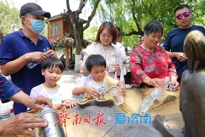 一年四季 泉在济南丨烈日炙烤 护城河畔成为“避暑秘境”