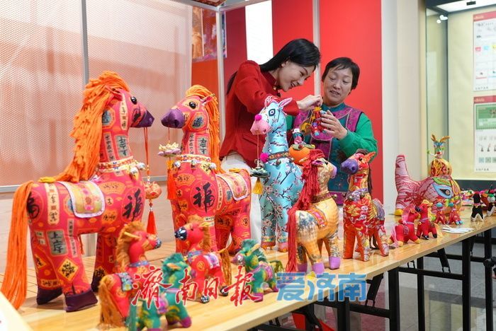 非遗布艺创新演绎马年吉祥