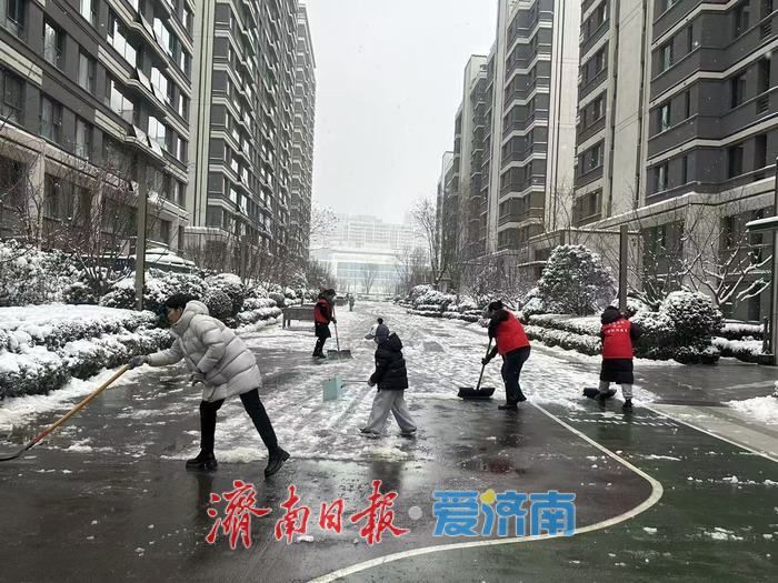 出动机械千余车次连夜奋战，历城持续攻坚清雪除冰