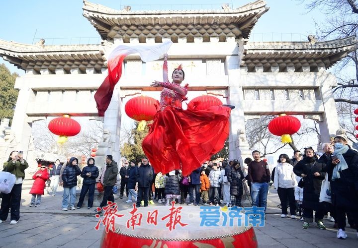 千佛山上人从众，传统民俗闹元宵