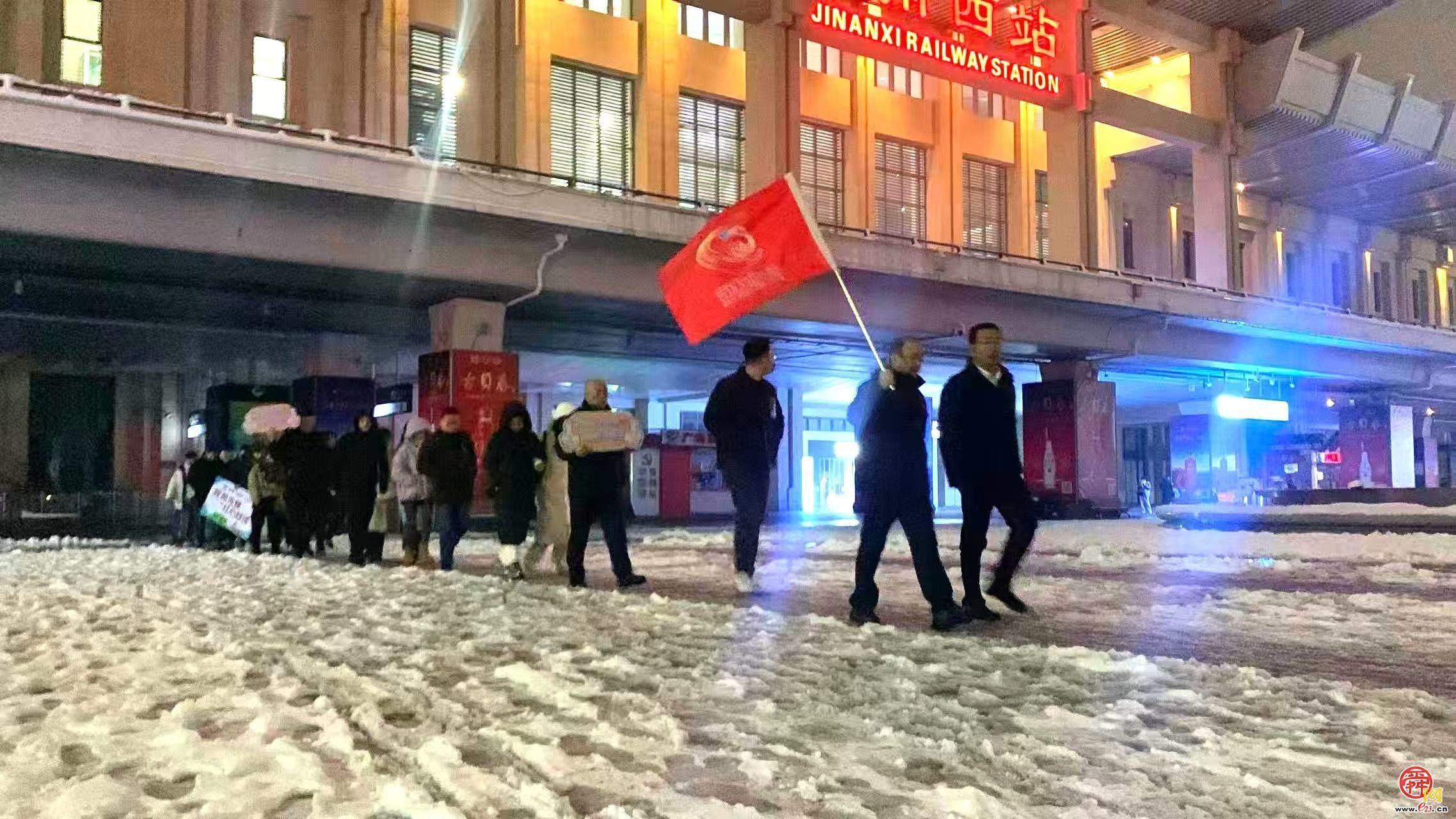 今冬首场降雪来袭 济南西站公交枢纽精准联动保障晚点旅客出行