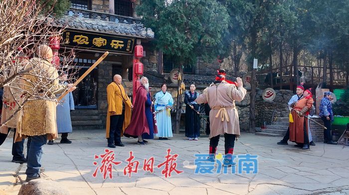 登山祈福，古寨闹春！来济南石崮寨品火头炖鸡 过地道大年