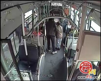 济南公交司机暖心一“抱” ，让冬日的街头充满温情！