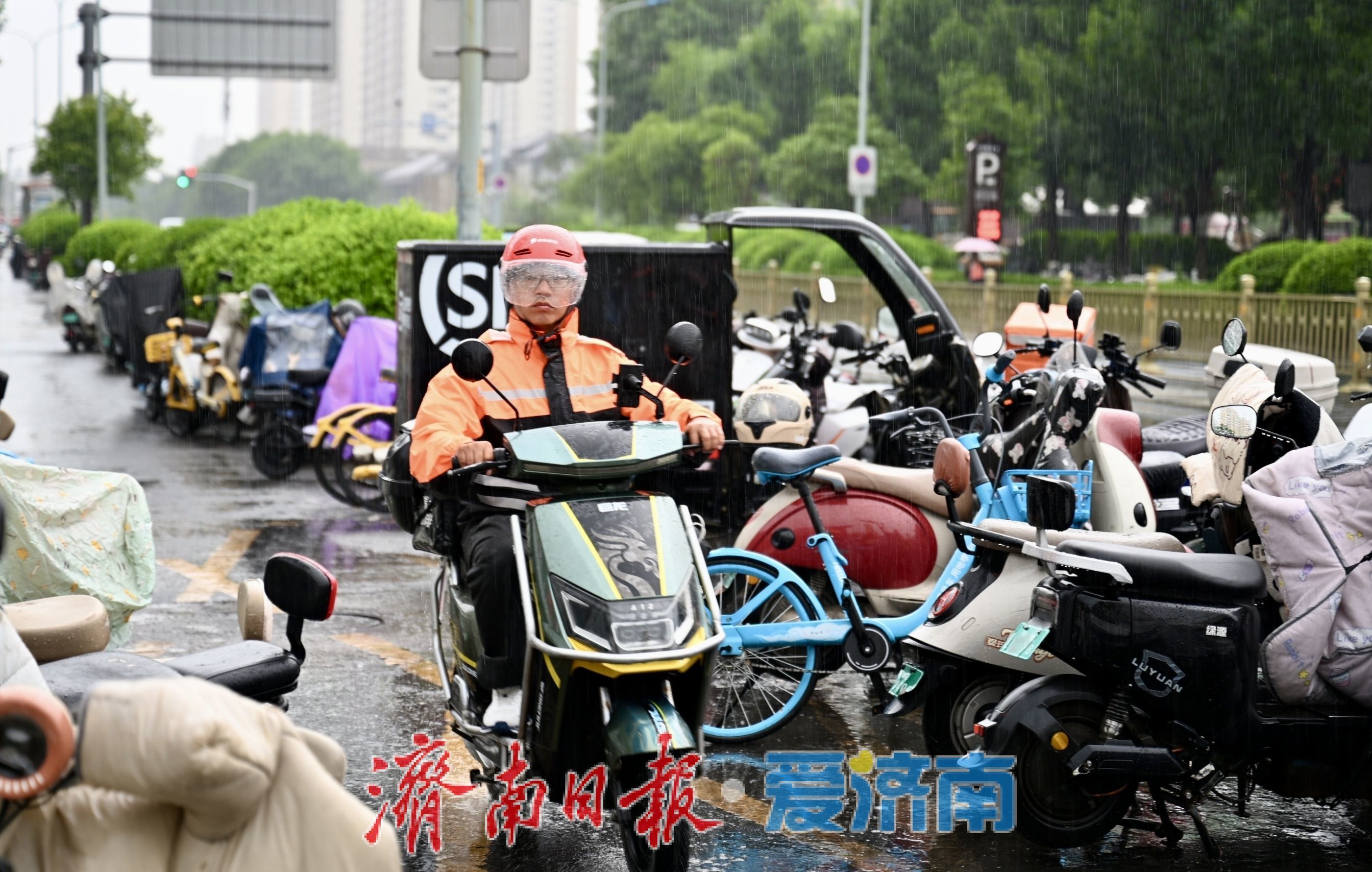 泉城迎明显降雨 市民雨天出行做好防范