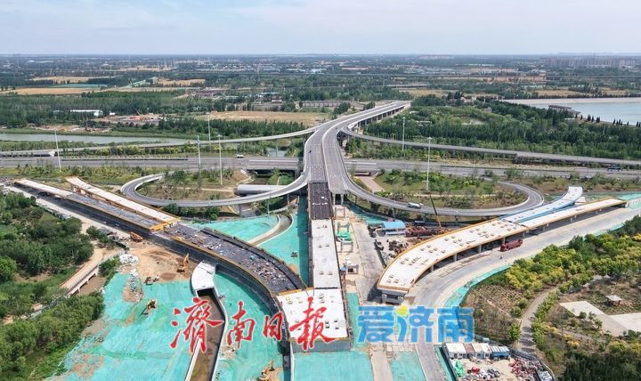 济南黄岗路穿黄隧道黄河北岸连接线新建箱梁与龙湖互通立交“牵手”